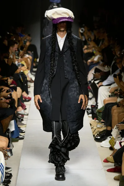 Look 10